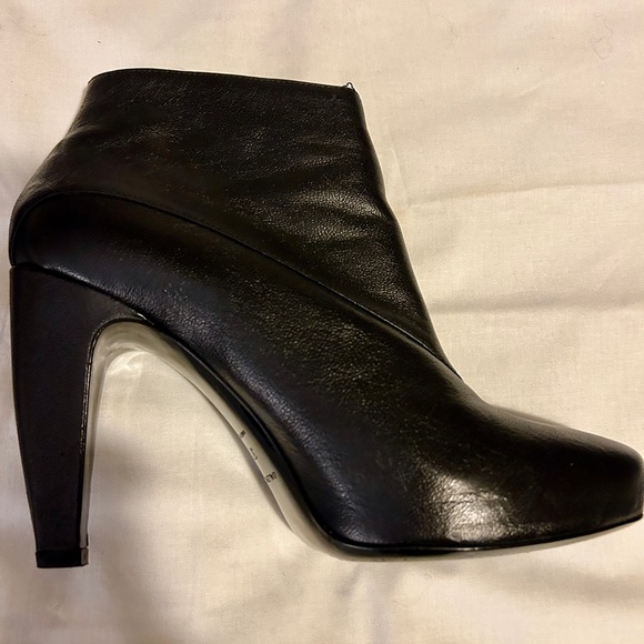 Balenciaga short black leather booties with silver zipper facing in. - Picture 6 of 6